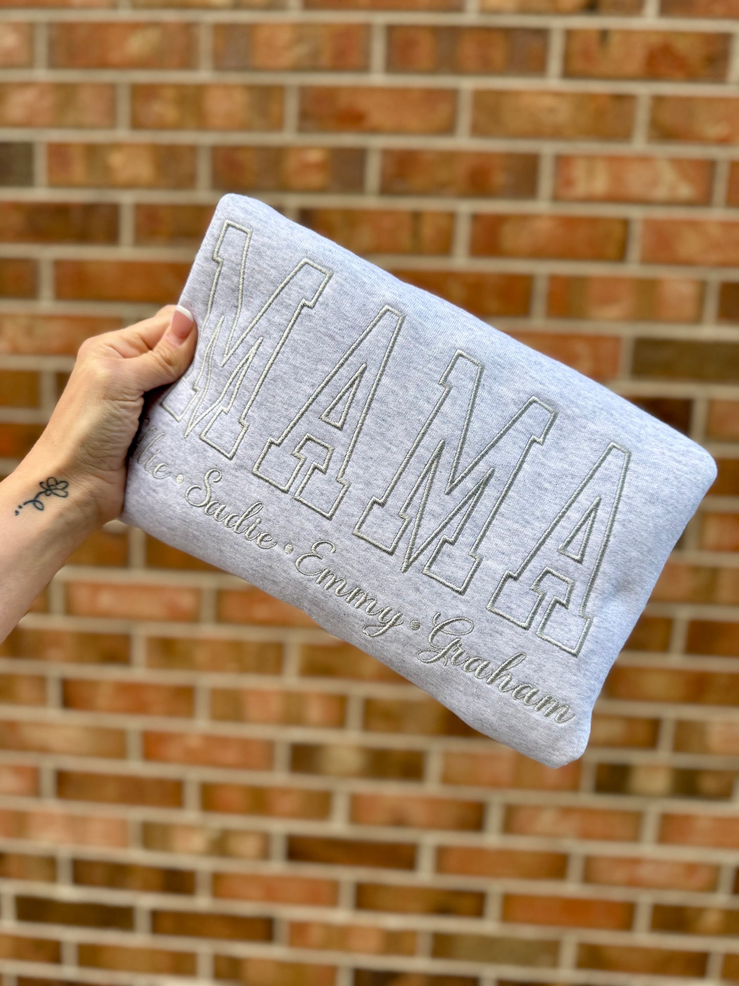 Personalized Mama Sweatshirt | Custom Kids Names Embroidered Crewneck | Minimalist Outline Mama Pullover | Mother’s Day Gift for Mom | Custom Family Sweatshirt